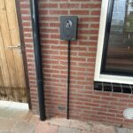 Laadpaal geplaatst aan gevel door LB Elektrotechniek