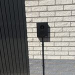 Laadpaal op statief geïnstalleerd door LB Elektrotechniek