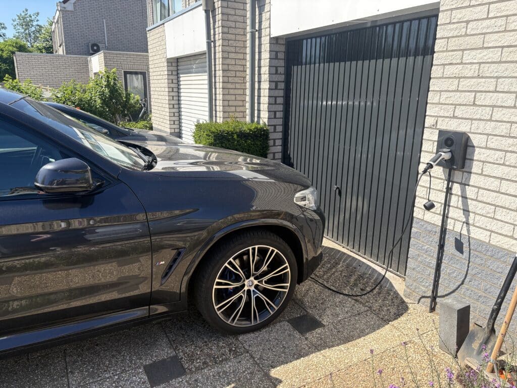 Elektrische auto opladen aan laadpaal geïnstalleerd door LB Elektrotechniek