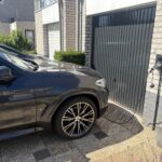Elektrische auto opladen aan laadpaal geïnstalleerd door LB Elektrotechniek