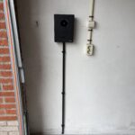 Laadpaal met laadkabel geïnstalleerd door LB Elektrotechniek