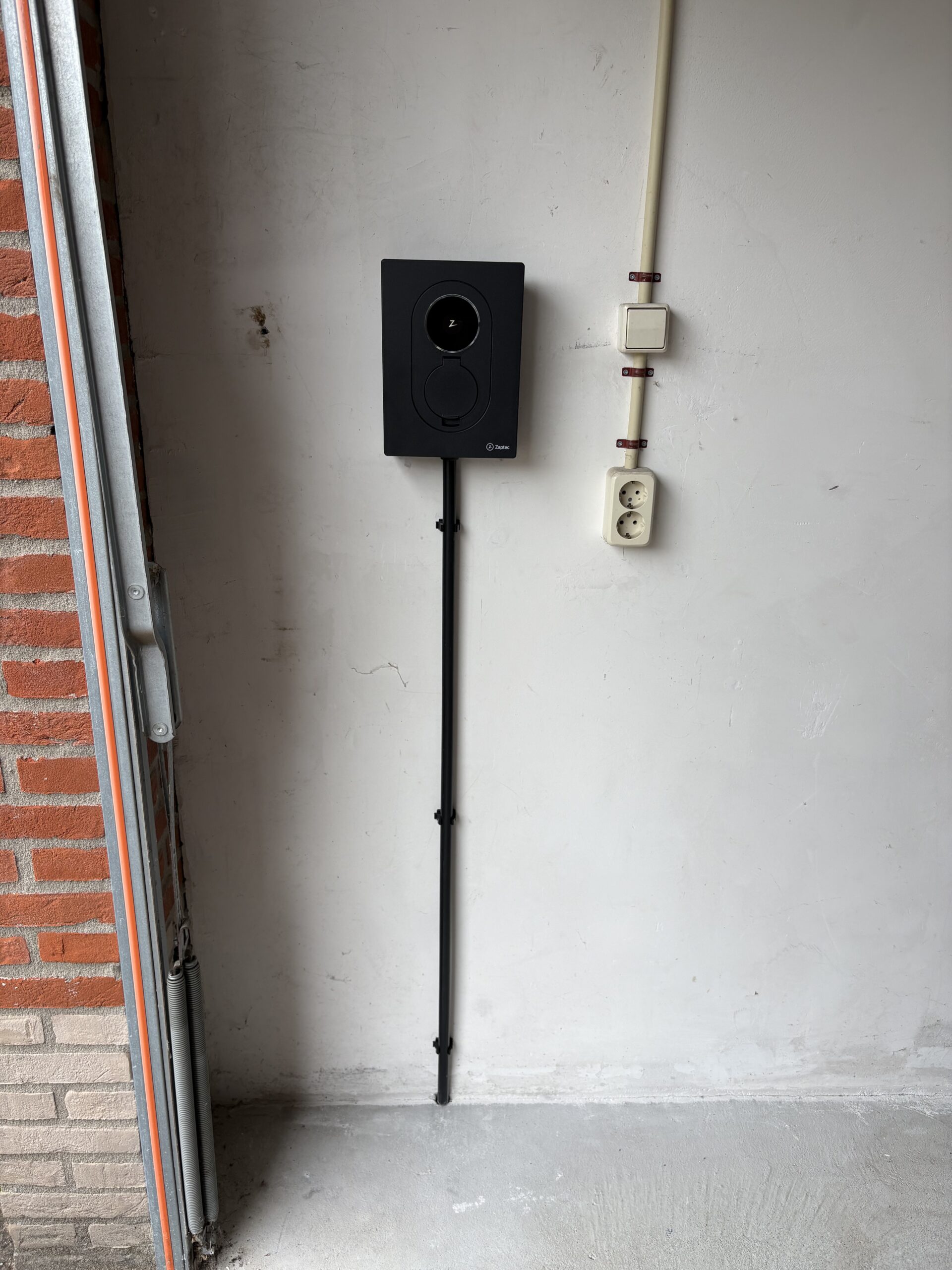 Laadpaal met laadkabel geïnstalleerd door LB Elektrotechniek