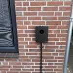 Laadpaal geïnstalleerd op woninggevel door LB Elektrotechniek